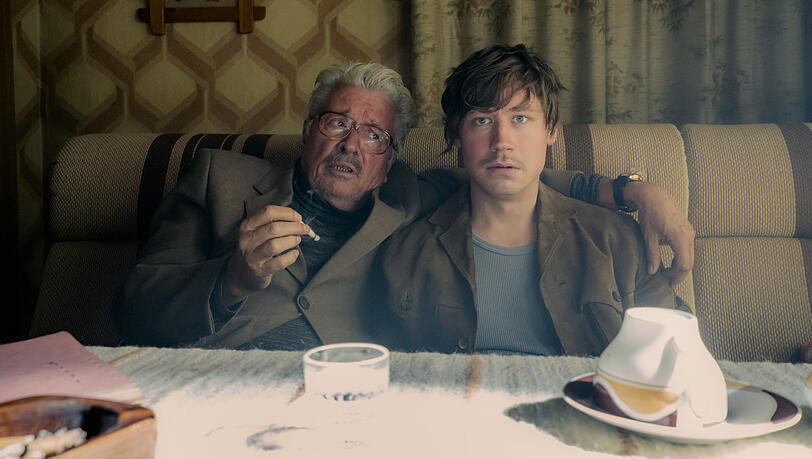 David Kross (rechts) als Ludger (jung) und Henry Hübchen als Siemens in einer Szene des Films "Leander Haußmanns Stasikomödie".