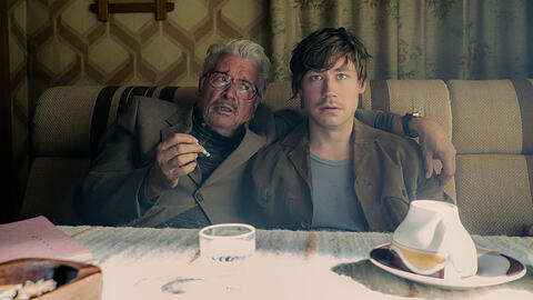 David Kross (rechts) als Ludger (jung) und Henry Hübchen als Siemens in einer Szene des Films "Leander Haußmanns Stasikomödie".