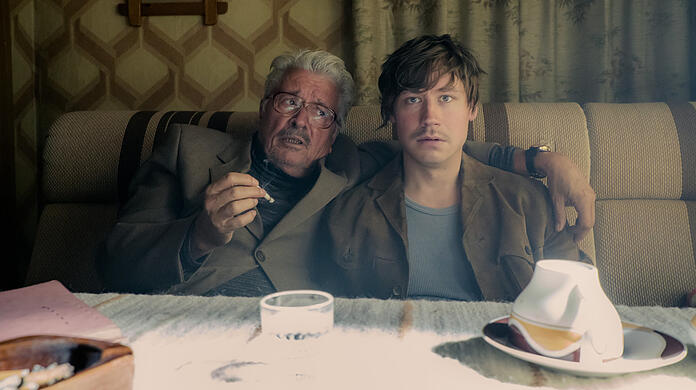 David Kross (rechts) als Ludger (jung) und Henry Hübchen als Siemens in einer Szene des Films "Leander Haußmanns Stasikomödie".