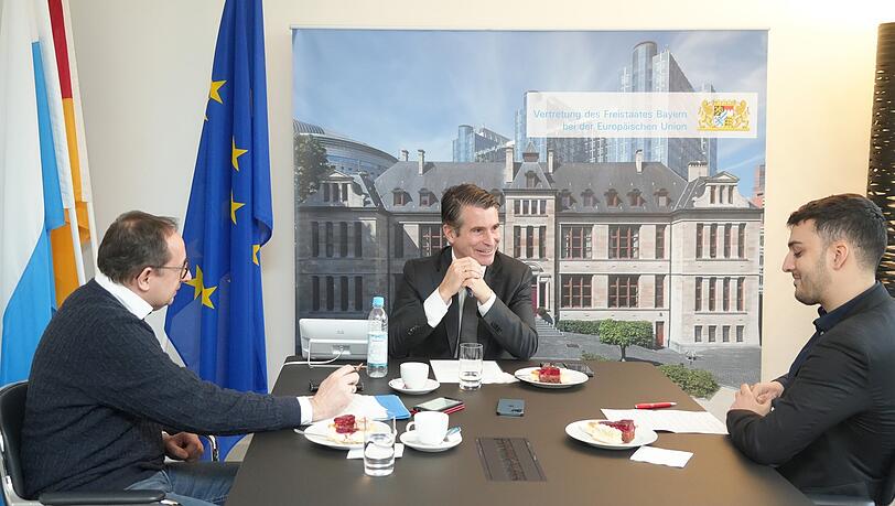 Europaminister Eric Beißwenger (M.) im AZ-Gespräch mit Markus Lohmüller (l.) und Niclas Vaccalluzzo (r.) in der Staatskanzlei.