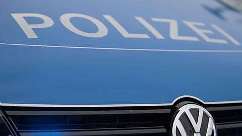 Ein Blaulicht leuchtet im Kühlergrill eines Polizeiautos.