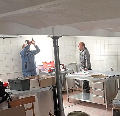 Beim Innenausbau. Beim Innenausbau.