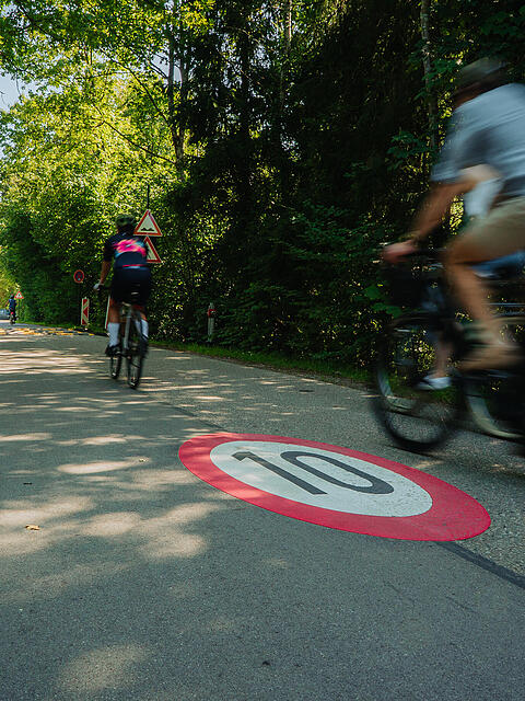 Die Radlstrecke durch Oberhaching: Kurz vor der Kugler Alm hat die Gemeinde erneut Bodenschwellen aufgebaut, um die Radler zum Abbremsen zu zwingen. (Archivbild)