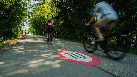Die Radlstrecke durch Oberhaching: Kurz vor der Kugler Alm hat die Gemeinde erneut Bodenschwellen aufgebaut, um die Radler zum Abbremsen zu zwingen. (Archivbild)