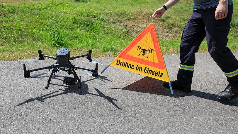 Autofahrer-flieht-nach-Unfall-mit-Baum-Gro-e-Suche