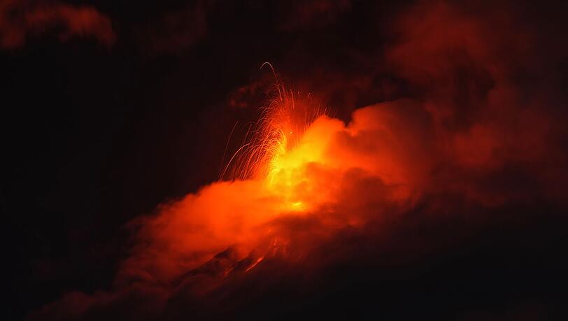 Der hochaktive Feuervulkan (Volcán de Fuego) in Guatemala verbreitet mit einer Eruption Angst und Schrecken. Der hochaktive Feuervulkan (Volcán de Fuego) in Guatemala verbreitet mit einer Eruption Angst und Schrecken.