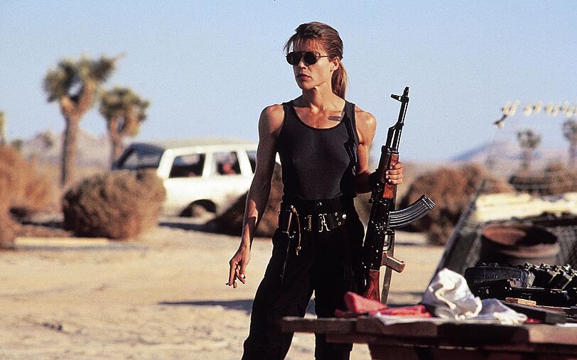 Sarah Connor (Linda Hamilton) ist zun&auml;chst misstrauisch, was den Terminator angeht. Immerhin hatte ein anderes Modell seiner Art mal versucht, sie zu t&ouml;ten.