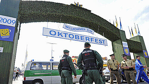Tausende Menschen feiern ausgelassen im Bierzelt, keiner denkt an eine Bedrohung – doch in einem neuen Roman endet die Wiesn in einer Katastrophe. Tausende Menschen feiern ausgelassen im Bierzelt, keiner denkt an eine Bedrohung – doch in einem neuen Roman endet die Wiesn in einer Katastrophe.