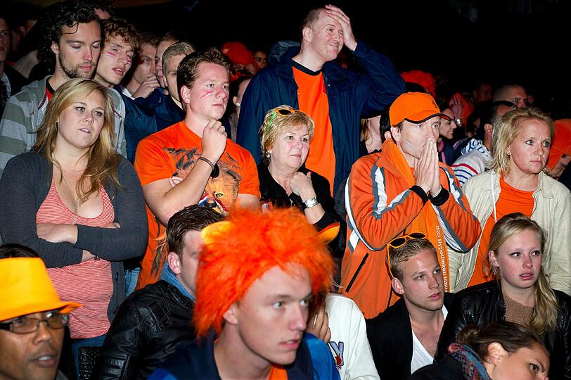 Miese Laune in orange: Bei den Holland-Anhängern ist nach dem fulminanten Sieg der DFB-Elf die Stimmung am Boden. Die Bilder