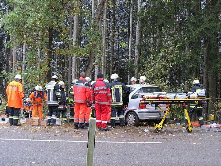 Eine junge Frau verliert die Kontrolle über ihren Wagen und rast gegen einen Baum - die Bilder von der Unfallstelle.
