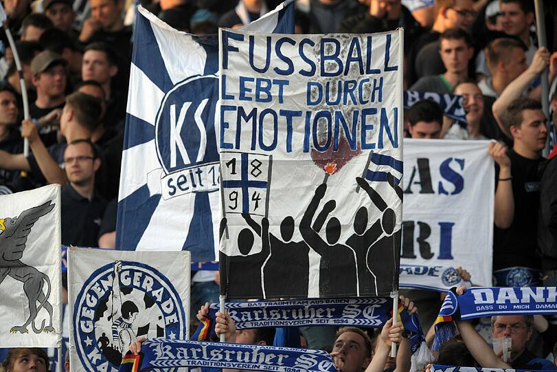 15.05.2012 Nach dem Abstieg des Karlsruher SC aus der 2. Bundesliga kommt es zu schweren Ausschreitungen rund um das Wildparkstadion. Nach Angaben der Polizei werden dabei insgesamt 76 Personen verletzt, davon 18 Beamte. 73 Verletzte müssen vor Ort von Sanitätern behandelt werden. 109 Krawallmacher werden kurzzeitig in Gewahrsam genommen.