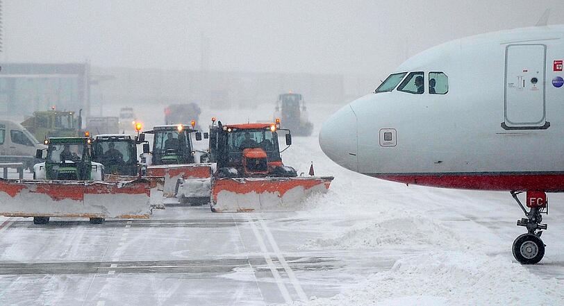 Nicht's geht mehr: Am Münchner Flughafen laufen die Schnee-Räumungsarbeiten auf Hochtouren.