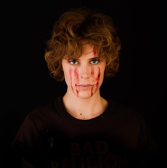 Helen (Carla Juri) pflegt einen offenen Umgang mit ihren Körperflüssigkeiten.