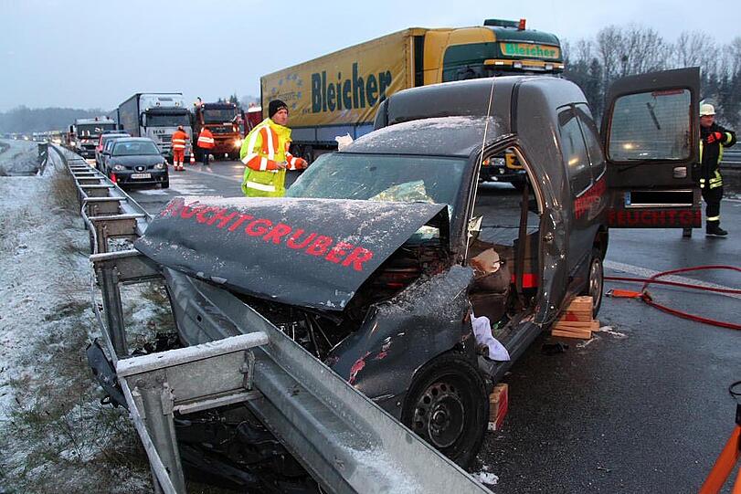 Schwerer Unfall auf dr A94 bei Töging: Ein Lkw ist ein Unfall-Auto gerast. Ein Mensch kam bei dem Crash ums Leben. Die Bilder.