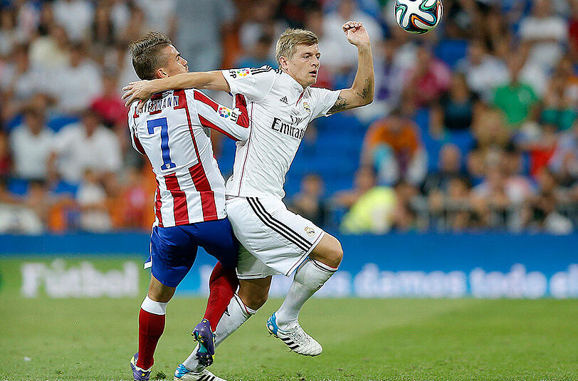 Toni Kroos im Zweikampf mit Antoine Griezmann. Der Ex-Bayer hatte es schwer im Stadtderby, war aber am 1:0 beteiligt.
