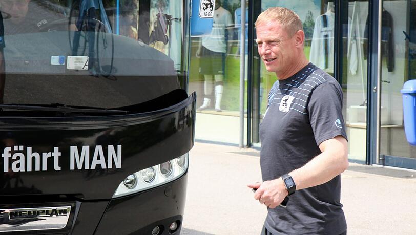 Die Mannschaft des TSV 1860 brach am Sonntagmittag zum Kurz-Trip nach Bad Häring auf. Die Mannschaft des TSV 1860 brach am Sonntagmittag zum Kurz-Trip nach Bad Häring auf.