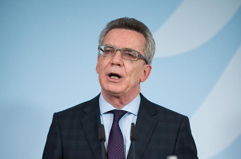 Die Flüchtlingszahlen sind doch weitaus höher als angenommen. Thomas de Maiziere korrigierte die Zahlen nach oben.