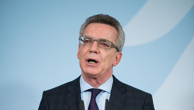 Die Flüchtlingszahlen sind doch weitaus höher als angenommen. Thomas de Maiziere korrigierte die Zahlen nach oben. Die Flüchtlingszahlen sind doch weitaus höher als angenommen. Thomas de Maiziere korrigierte die Zahlen nach oben.