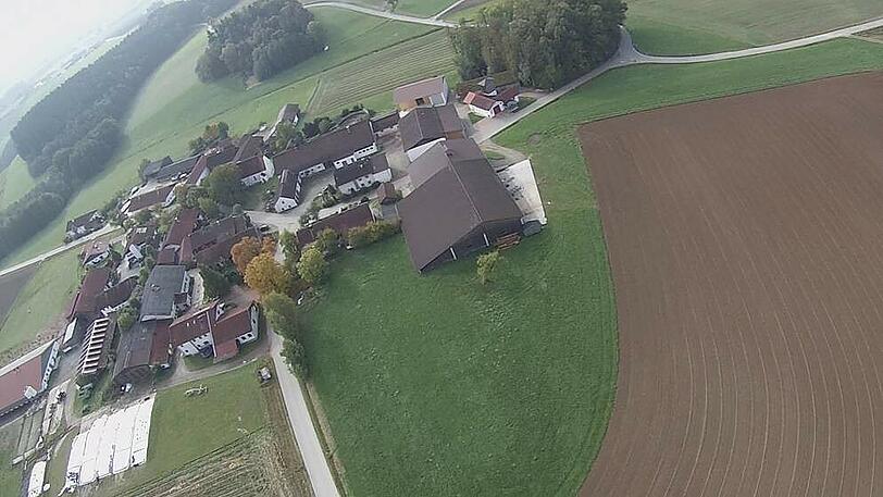 Die Kapsel beim Landeanflug: Um 10.54 Uhr kommt sie auf einem Feld bei Kleinmünchen auf, 70 Kilometer vom großen München entfernt.