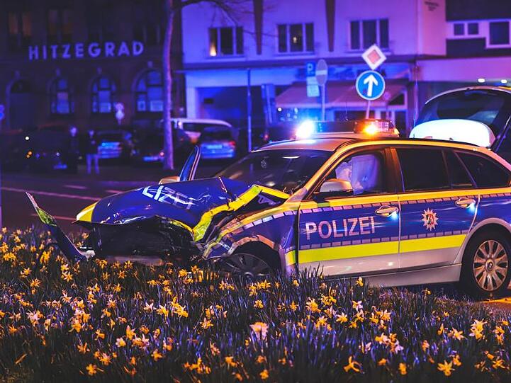 Beim Zusammenstoß eines Streifenwagens mit einem Auto sind in Wuppertal fünf Menschen verletzt worden.