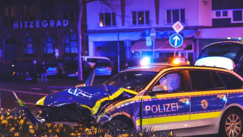 Beim Zusammenstoß eines Streifenwagens mit einem Auto sind in Wuppertal fünf Menschen verletzt worden. Beim Zusammenstoß eines Streifenwagens mit einem Auto sind in Wuppertal fünf Menschen verletzt worden.
