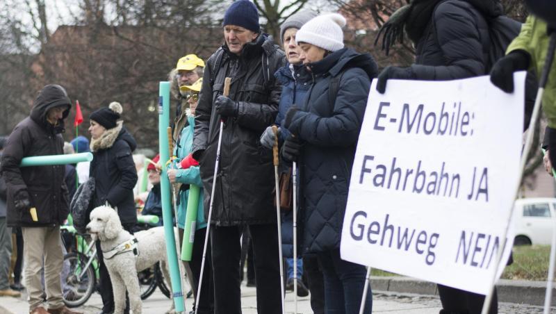 Gegner der E-Tretroller formulieren vor dem Bundesverkehrsministerium ihre Forderungen: "Fahrbahn Ja, Gehweg Nein". Gegner der E-Tretroller formulieren vor dem Bundesverkehrsministerium ihre Forderungen: "Fahrbahn Ja, Gehweg Nein".