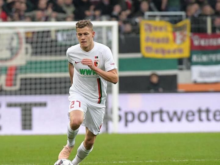 Augsburgs Alfred Finnbogason spielt den Ball. Foto: Stefan Puchner/Archiv
