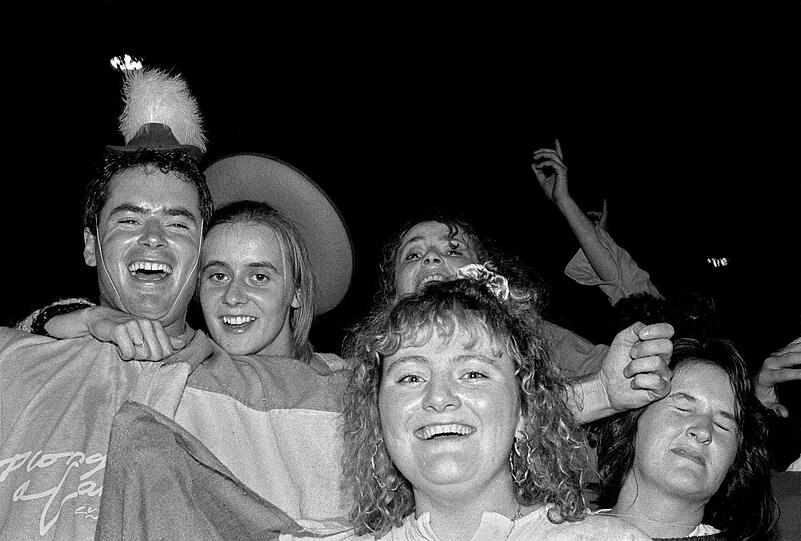 Ist das Fasching? Und wie weh tut wohl der Kopf der Frau rechts?