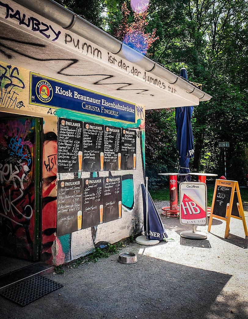 Am Kiosk an der Braunauer Eisenbahnbrücke gibt es kühle Getränke. Am Kiosk an der Braunauer Eisenbahnbrücke gibt es kühle Getränke.