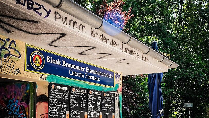 Am Kiosk an der Braunauer Eisenbahnbrücke gibt es kühle Getränke. Am Kiosk an der Braunauer Eisenbahnbrücke gibt es kühle Getränke.