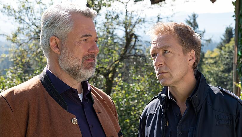 Dieter Fischer, hier mit Schauspielkollege Max Müller, lüftet im AZ-Gespräch ein Geheimnis über seine Rolle in "Die Rosenheim-Cops".