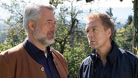 Dieter Fischer, hier mit Schauspielkollege Max Müller, lüftet im AZ-Gespräch ein Geheimnis über seine Rolle in "Die Rosenheim-Cops".