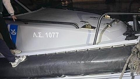 Das besch&auml;digte Patrouillenboot der griechischen K&uuml;stenwache nach der Kollision mit dem Boot der Migranten.