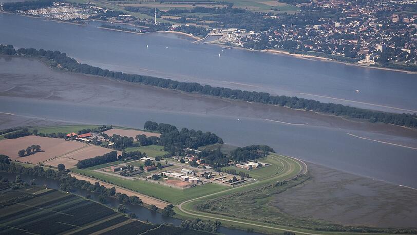 Das Jugendgef&auml;ngnis Hahn&ouml;fersand liegt auf der gleichnamigen Elbinsel zwischen Hamburg und Niedersachsen. (Archivbild)