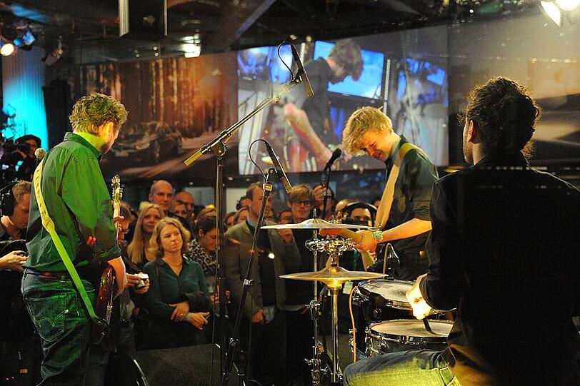 Hier drängen sich die Besucher: Jasper Munk mit seiner Band in der Lenbach Lounge bei BMW am Lenbachplatz.