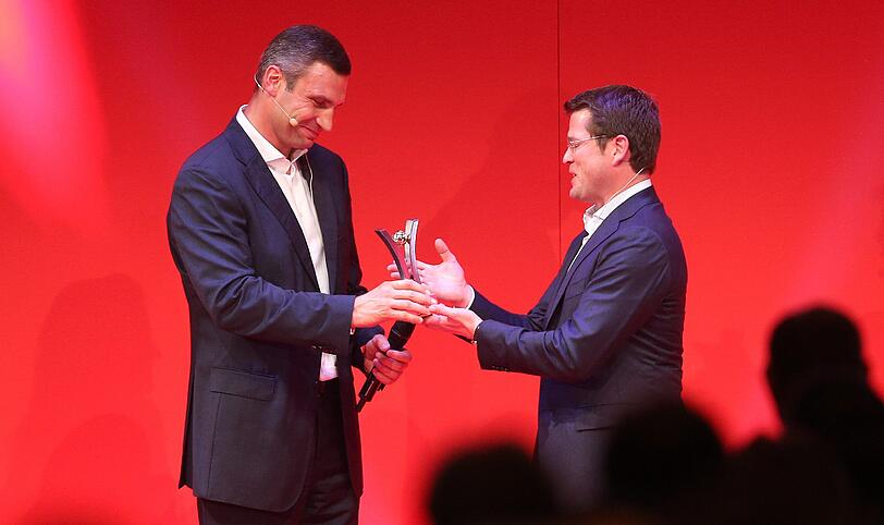 Vitali Klitschko bedankt sich bei Guttenberg.