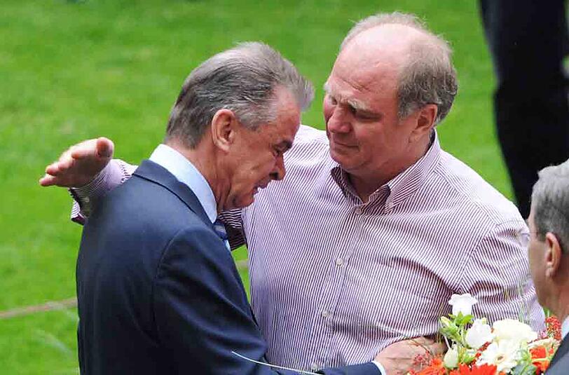 Tränenreicher Abschied im Mai 2008: Trainer Ottmar Hitzfeld (l.) und Bayern-Präsident Uli Hoeneß.