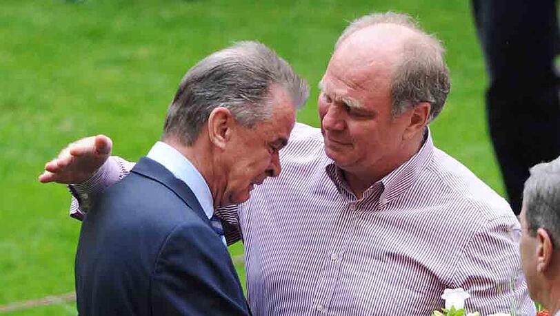 Tränenreicher Abschied im Mai 2008: Trainer Ottmar Hitzfeld (l.) und Bayern-Präsident Uli Hoeneß. Tränenreicher Abschied im Mai 2008: Trainer Ottmar Hitzfeld (l.) und Bayern-Präsident Uli Hoeneß.