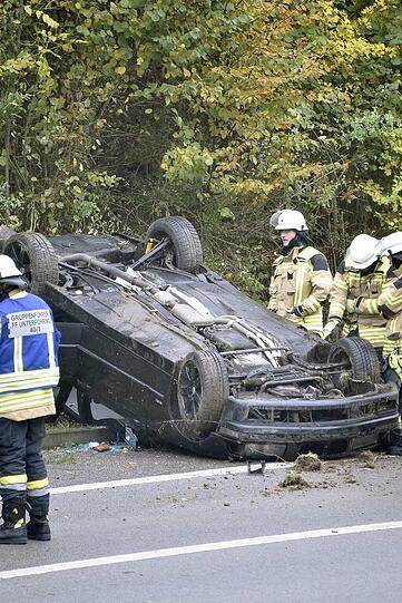 Der Fahrer war mit seinem BMW von der Straße abgekommen, überschlug sich und landete auf dem Dach.