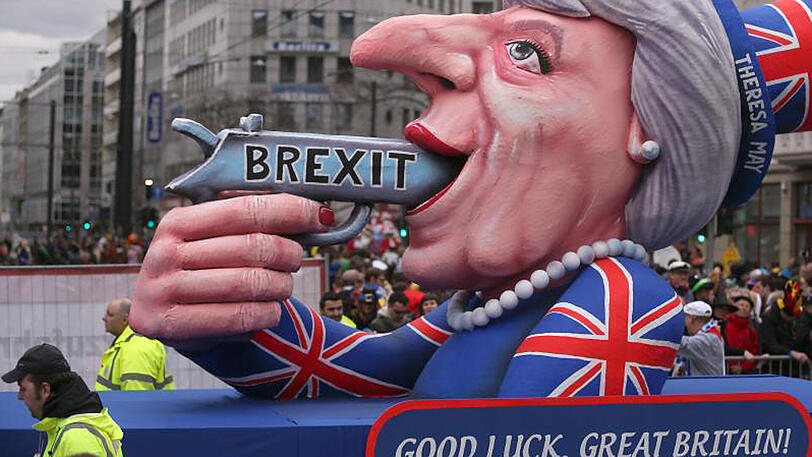 So sahen am Rosenmontag die Düsseldorfer Karnevalisten die Lage der britischen Regierungschefin Theresa May.
