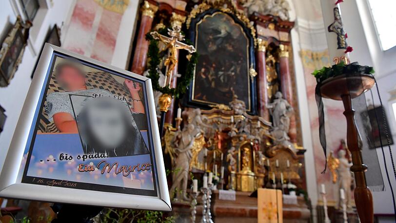 Ein Gedenkstelle mit einem Foto ist vor dem Altar der Pfarrkirche Maria Himmelfahrt in der kleinen Ortschaft aufgebaut.