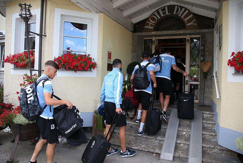 Der Löwen-Tross um Daniel Bierofka ist am Dienstagmittag im 4-Sterne-Hotel "Dilly Resort" angekommen.