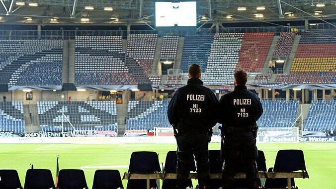 Nach der Terrorwarnung: Polizisten in der leeren HDI-Arena in Hannover im November 2015.