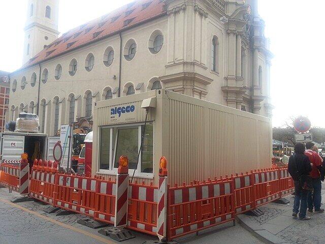 Der Blick auf die schöne Heilig-Geist-Kirche ist versperrt.