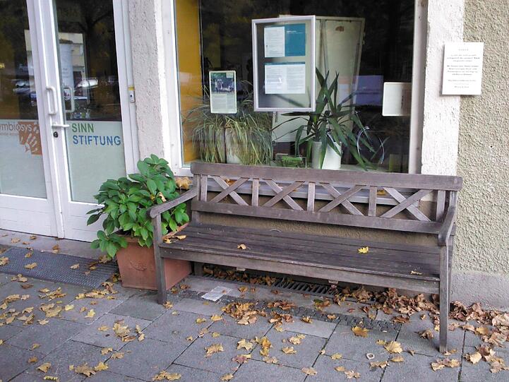 Die Bank in der Valleystraße lädt wieder zum Verweilen ein.