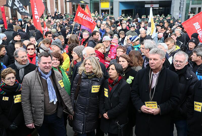 Rund 1000 Münchner haben im März gegen das "Braune Haus" in Obermenzing demonstriert. Auch Josef Schmid (CSU), Sabine Nallinger (Grüne) und Dieter Reiter (SPD) waren dabei.