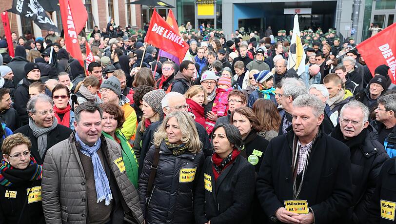 Rund 1000 Münchner haben im März gegen das "Braune Haus" in Obermenzing demonstriert. Auch Josef Schmid (CSU), Sabine Nallinger (Grüne) und Dieter Reiter (SPD) waren dabei. Rund 1000 Münchner haben im März gegen das "Braune Haus" in Obermenzing demonstriert. Auch Josef Schmid (CSU), Sabine Nallinger (Grüne) und Dieter Reiter (SPD) waren dabei.