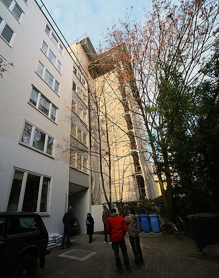 Diskussionsbedarf: Eigentümer besprechen die Zukunft des Baumes.
