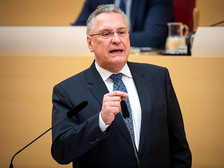 Joachim Herrmann (CSU), Bayerischer Innenminister, spricht bei einer Sitzung des bayerischen Landtags im Plenarsaal. Foto: Sina Schuldt/Archiv