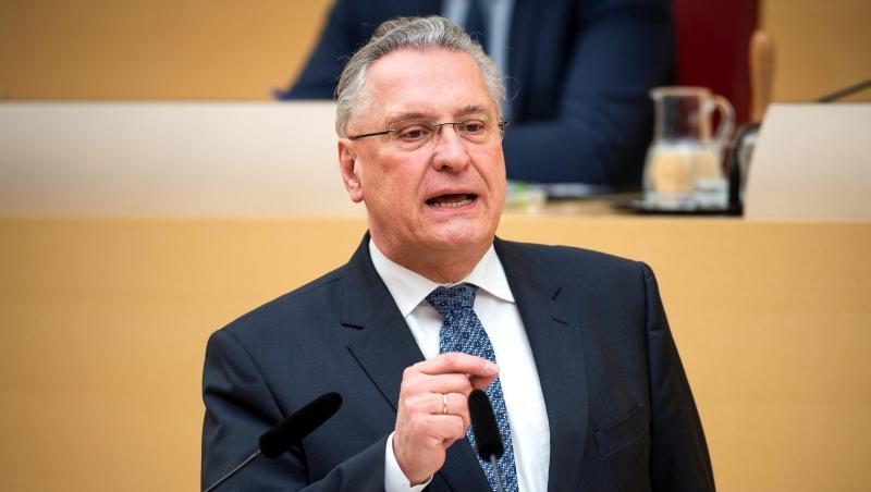Joachim Herrmann (CSU), Bayerischer Innenminister, spricht bei einer Sitzung des bayerischen Landtags im Plenarsaal. Foto: Sina Schuldt/Archiv
